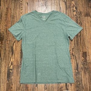 Men’s medium goodfellow v neck t shirt